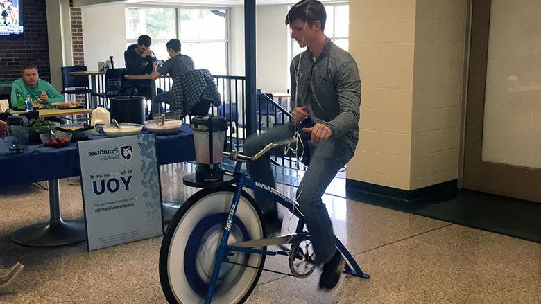 蒙特中音 student riding the smoothie bike